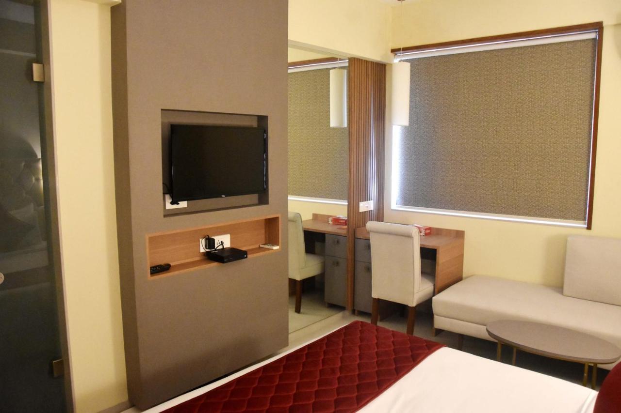 Abbott Hotel Нави Мумбай Екстериор снимка